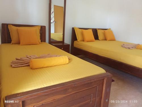 Postel nebo postele na pokoji v ubytování Diyawara Home Stay