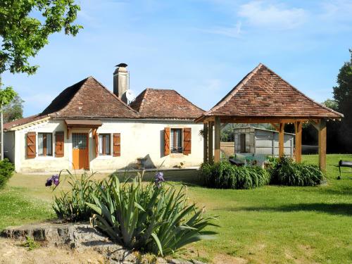 una casa con gazebo in un cortile di Charmante maison de campagne avec jardin et barbecue a Piets-Plasence-Moustrou