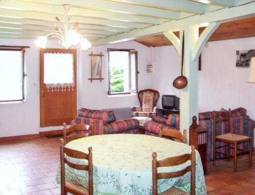 un soggiorno con tavolo e sedie di Charmante maison de campagne avec jardin et barbecue a Piets-Plasence-Moustrou