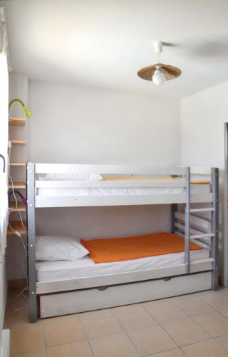 - un ensemble de lits superposés dans une chambre dans l'établissement Maison charmante à Vaux-sur-Mer avec piscine partagée, à Vaux-sur-Mer