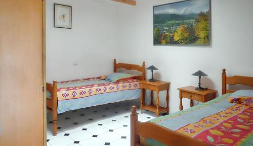 MeynesにあるVilla charmante à Meynes avec piscine privéeのベッドルーム1室(ベッド2台、ランプ2つ、絵画付)