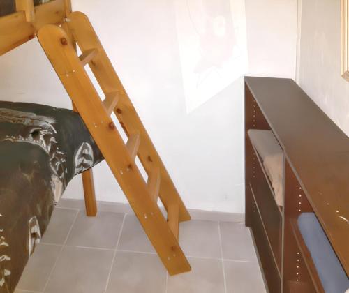 a wooden ladder sitting next to a desk at Appartement charmant à Villeneuve avec jardin in Villeneuve-dʼAveyron