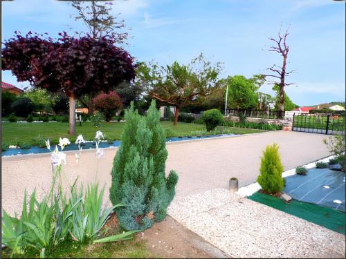 Zahrada ubytování Appartement charmant à Toulonjac avec jardin et terrasse, 110 m²
