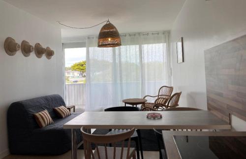 un salon avec une table et un canapé dans l'établissement Côté Thalasso, à Quiberon