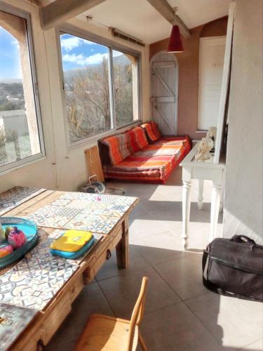un salon avec un canapé et une table dans l'établissement Maison accueillante à Toulon - Jardin privé 90 m², à Toulon