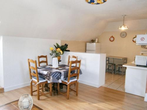 une cuisine et une salle à manger avec une table et des chaises dans l'établissement Appartement moderne à Lourdes avec jacuzzi, 54 m², à Lourdes