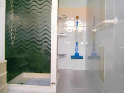 La salle de bains est pourvue d'une douche. dans l'établissement Appartement moderne à Lourdes avec jacuzzi, 54 m², à Lourdes