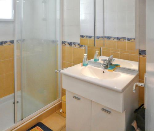 a bathroom with a sink and a shower at Charmante maison près de Pénestin avec jardin et terrasse in Pénestin