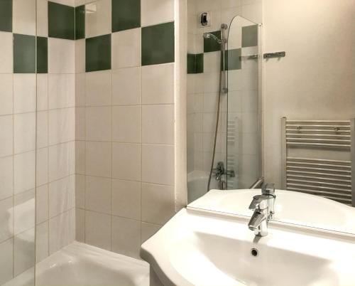 une salle de bain avec un lavabo et une douche dans l'établissement Appartement cosy à Saint François Longchamp 35 m², à Saint-François-Longchamp