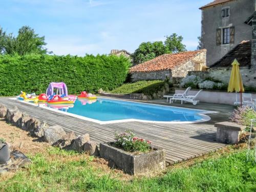 une cour arrière avec une piscine et une terrasse en bois dans l'établissement Villa charmante près de Lherm avec piscine privée, à Lherm