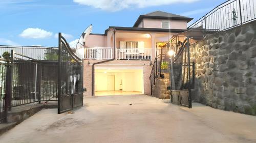a driveway leading to a house with a garage at Villa enchanteresse à Saint-Benoît avec piscine privée in Saint-Benoît