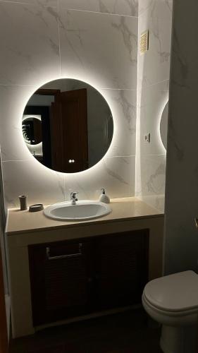 a bathroom with a sink and a mirror at Pórtico de Malpique in Albufeira