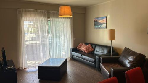 a living room with a couch and a table at Pórtico de Malpique in Albufeira
