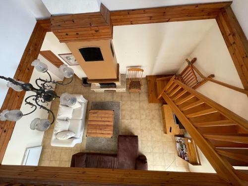une vue de tête sur un salon avec un escalier dans l'établissement Large Welcoming House of 15 people, à Melrand