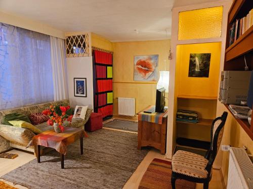 een woonkamer met een bank en een tafel bij Ottos Ferienwohnung Goslar in Goslar