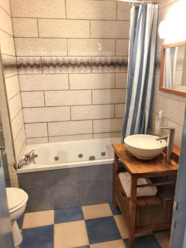 une salle de bain avec une baignoire, un lavabo et des toilettes dans l'établissement Appartement confortable Metz 51m² + Parking, à Metz