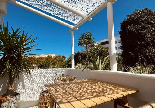 Balkón nebo terasa v ubytování Stories Jàvea - Cosy Boho apartment El Arenal - Toplocation - 250m from the beach!