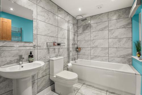 Ένα μπάνιο στο The Flat, Hillcroft for 2 guests