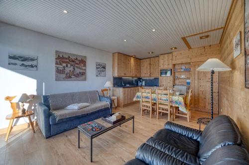 un salon avec un canapé et une table dans l'établissement #AH9 At the bottom of the ski slopes, à L'Alpe-d'Huez