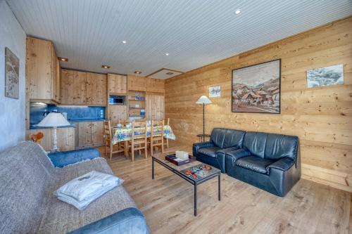 un salon avec un canapé et une table dans l'établissement #AH9 At the bottom of the ski slopes, à L'Alpe-d'Huez