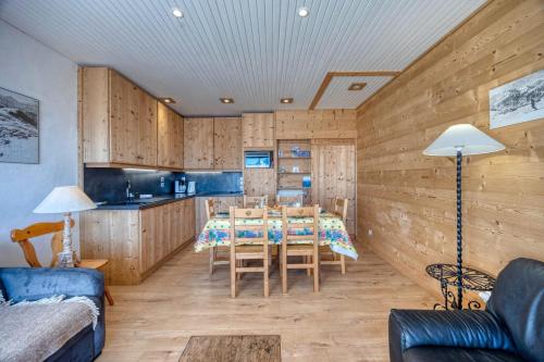une cuisine et une salle à manger avec une table et des chaises dans l'établissement #AH9 At the bottom of the ski slopes, à L'Alpe-d'Huez