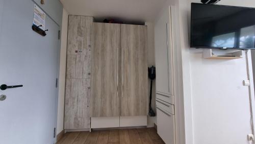 TV a/nebo společenská místnost v ubytování Superbe Studio Laya vue mer