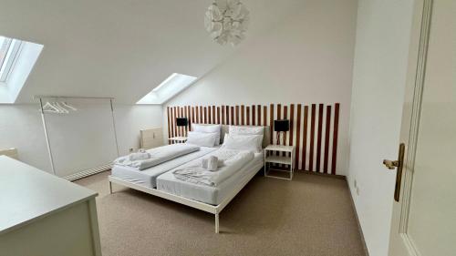 a bedroom with a bed with white sheets and pillows at Unglaublicher Seeblick I Sunset in Herrsching am Ammersee