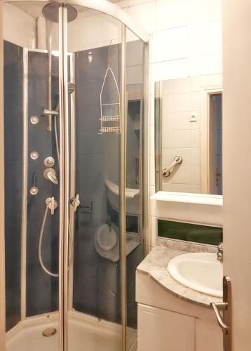 une salle de bain avec douche et lavabo dans l'établissement Appartement cosy à Port Leucate 44 m² avec terrasse et jardin, à Port-Leucate