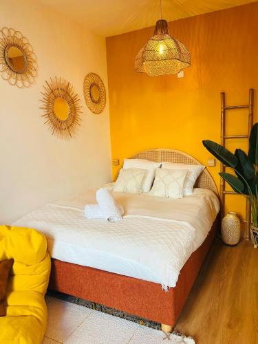 Studio rénové climatisé tout confort - Lit Queen size - emplacement idéal près des plages