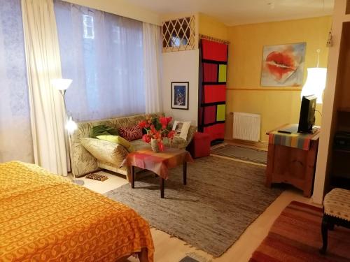 een kamer met een bed, een bank en een tafel bij Ottos Ferienwohnung Goslar in Goslar