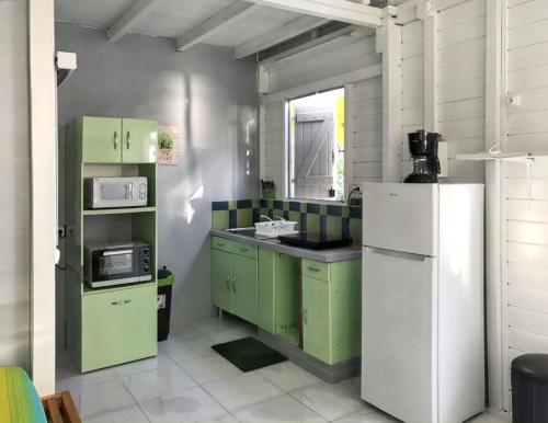 Kuchyň nebo kuchyňský kout v ubytování Appartement cosy au Carbet avec balcon et vue sur mer - 70 m²