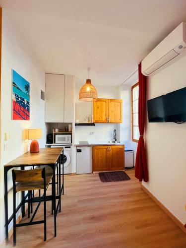 une cuisine avec une table et une salle à manger dans l'établissement Studio rénové climatisé tout confort - Lit Queen size - emplacement idéal près des plages, à Nice