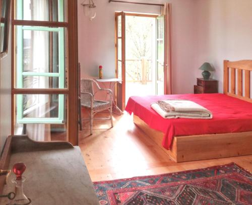 Schlafzimmer mit einem Bett mit einer roten Bettdecke in der Unterkunft Grande Villa à Villeneuve-sur-Lot avec Piscine Privée in Villeneuve-sur-Lot