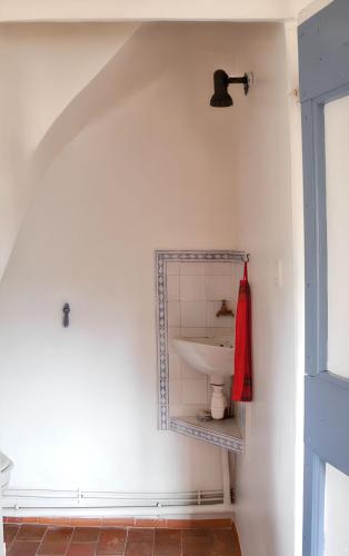 La salle de bains est pourvue d'un lavabo mural. dans l'établissement Charmante villa à Dauphin avec piscine privée et jardin, à Dauphin