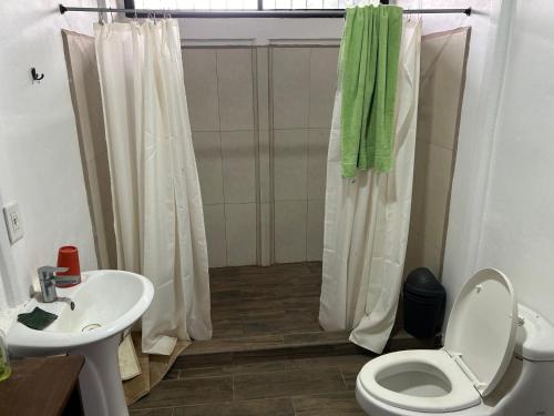 ein Badezimmer mit Dusche, Toilette und Waschbecken in der Unterkunft Casa playa vacaciones in Santa Cruz