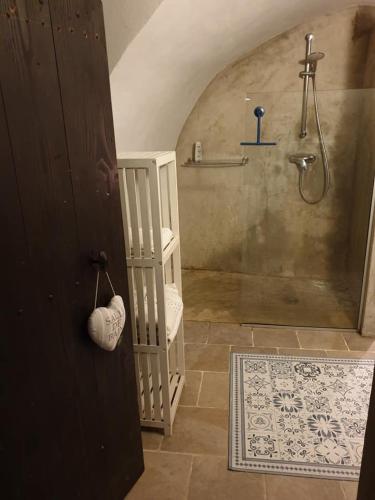 La salle de bains est pourvue d'une douche, de toilettes et d'une chaise. dans l'établissement UZES CÔTÉ VILLAGE - Chambre d'hôtes, à Fontarèches