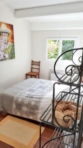 une chambre avec un lit et un tableau au mur dans l'établissement Villa spacieuse à Agde avec piscine et jardin., au Cap d'Agde