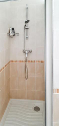 une douche avec pommeau de douche dans une salle de bain dans l'établissement Villa spacieuse à Agde avec piscine et jardin., au Cap d'Agde