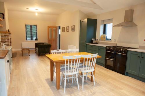 Kuchyň nebo kuchyňský kout v ubytování Lavender Cottage - 2 Bedroom Home