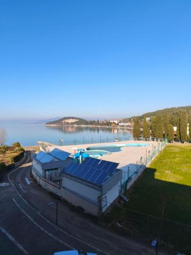 un edificio con una piscina junto a un cuerpo de agua en Talevski D&T Apartment, en Ohrid