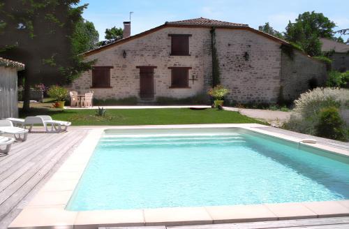 une grande piscine devant une maison dans l'établissement Maison charmante à Saint-Cirq avec piscine privée, à Saint-Cirq