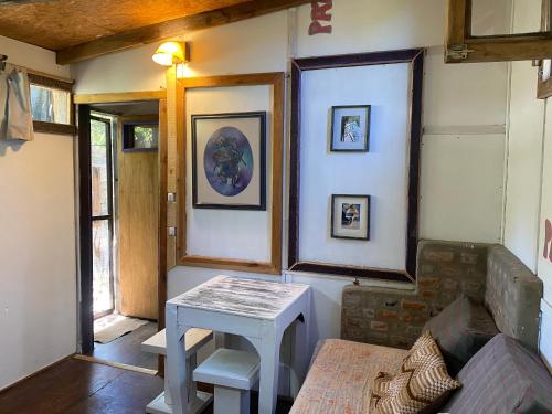 een woonkamer met een tafel en een bank bij Cabaña Iris in La Paloma