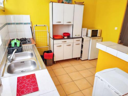 Η κουζίνα ή μικρή κουζίνα στο Studio confortable à Vieux Habitants 50 m² avec vue mer