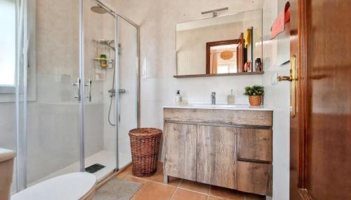 Kúpeľňa v ubytovaní Sunny villa with private pool in Chiclana de la Frontera