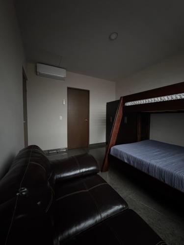 a living room with a couch and a bed and a chair at Lujoso departamento en Monterrey in Monterrey