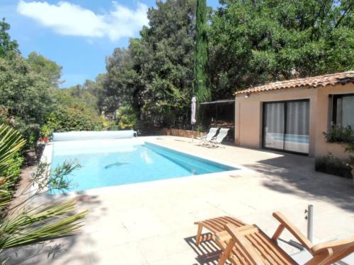une piscine avec des chaises et une maison dans l'établissement Maison charmante proche de Barjols avec piscine privée, à Barjols