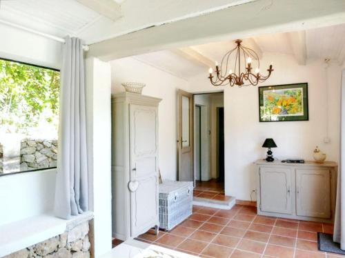 a living room with a chandelier and a door at Maison charmante proche de Barjols avec piscine privée in Barjols