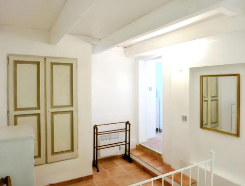 a hallway with white walls and a mirror at Maison charmante proche de Barjols avec piscine privée in Barjols