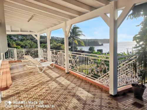 Appartement confortable avec vue sur mer à Deshaies, 48 m² في ديساي: شرفة مطلة على المحيط