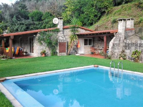 una piscina davanti a una casa di Elegant Villa with Panoramic Views in Caniçada a Caniçada